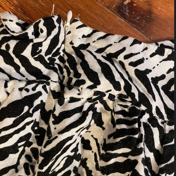 Forever 21 Black and White Zebra Patterned Micro Mini Skirt || Size Small - Picture 3 of 4